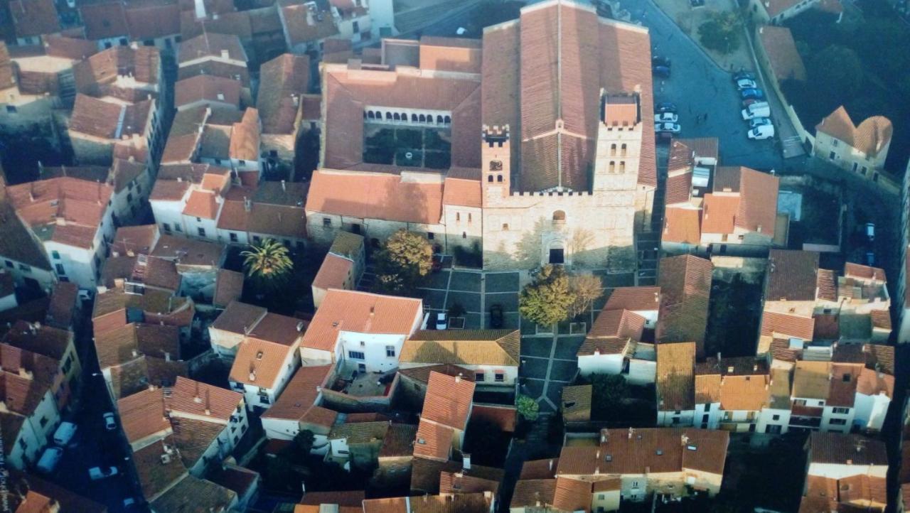 Maison Au Pied De La Cathedrale Elne Exterior foto